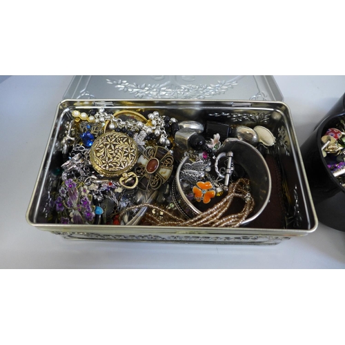 726 - Assorted costume jewellery