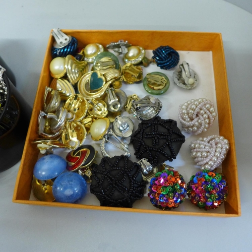 726 - Assorted costume jewellery