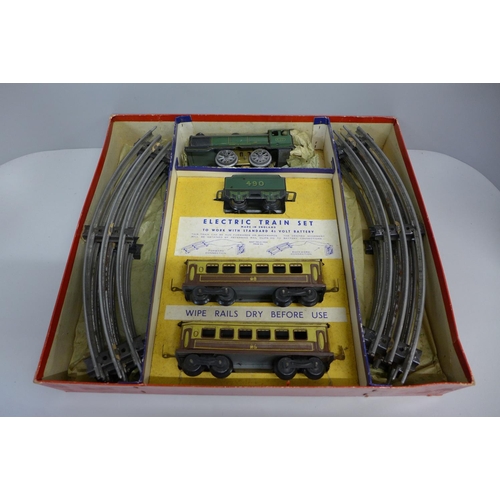 798 - A Mettoy pre-war 0 gauge electric train set, boxed, circa 1938