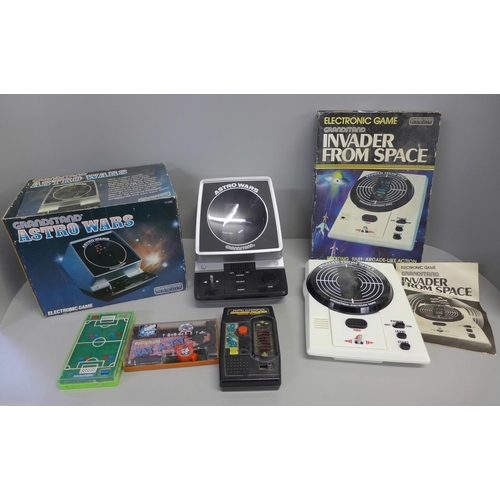 811 - A Grandstand Astro Mars game, Grandstand Invader From Space game, Mattel Battlestar Galactica and tw... 