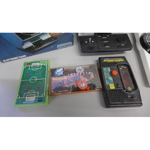 811 - A Grandstand Astro Mars game, Grandstand Invader From Space game, Mattel Battlestar Galactica and tw... 