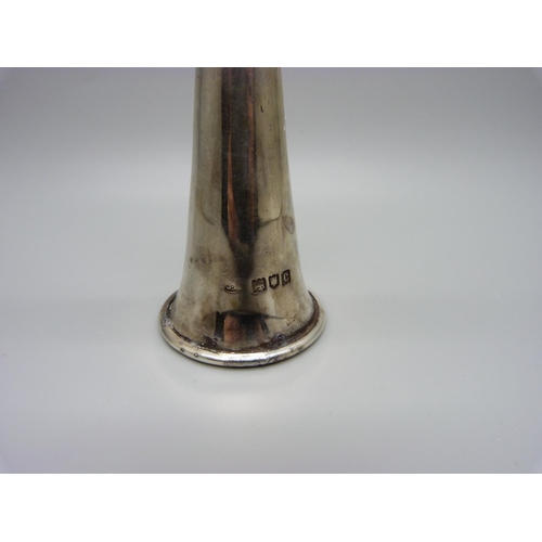 868 - A novelty silver table lighter in the form of a hunting horn, London 1898, 133g