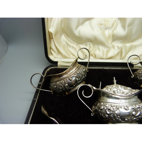 877 - A Walker & Hall silver condiment set, Sheffield 1903, 171g