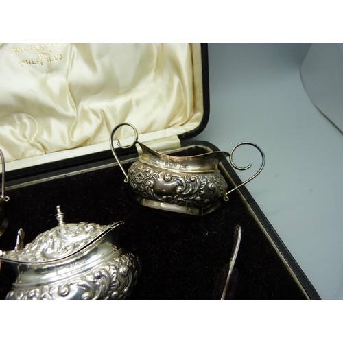 877 - A Walker & Hall silver condiment set, Sheffield 1903, 171g