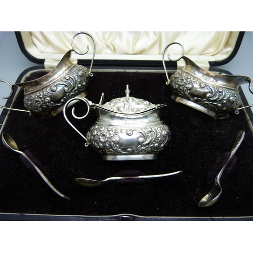 877 - A Walker & Hall silver condiment set, Sheffield 1903, 171g