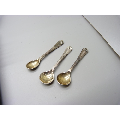 877 - A Walker & Hall silver condiment set, Sheffield 1903, 171g