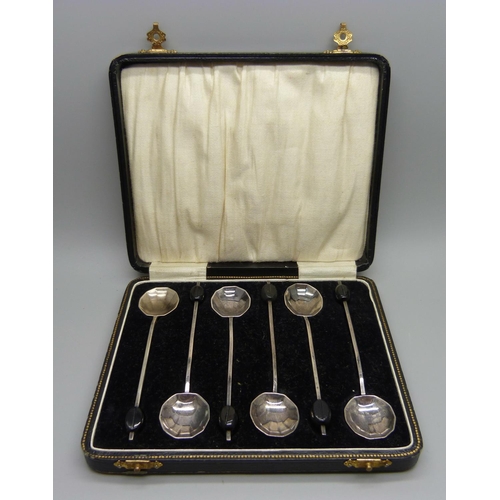 882 - A set of silver coffee bean spoons, 41g, cased