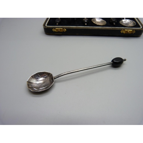 882 - A set of silver coffee bean spoons, 41g, cased