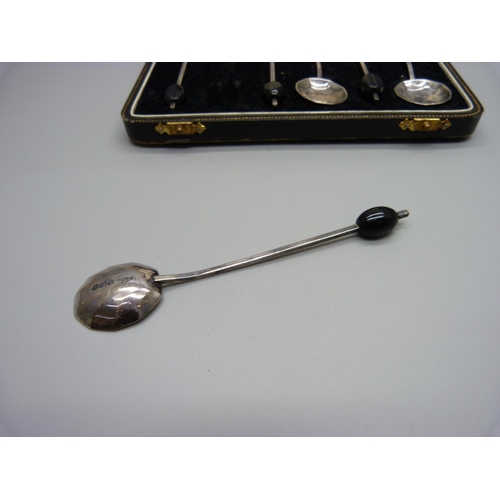 882 - A set of silver coffee bean spoons, 41g, cased