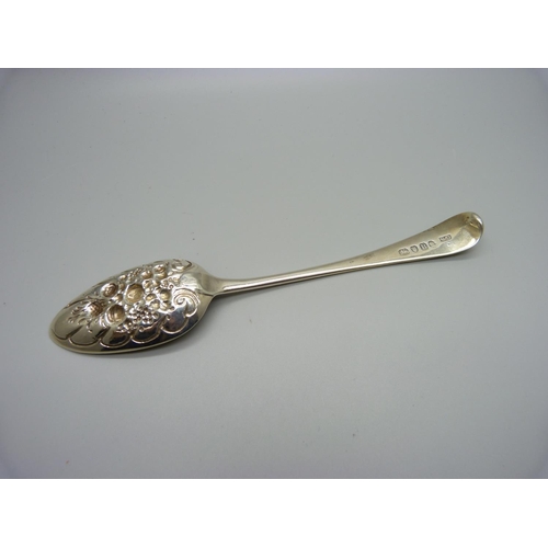 889 - A silver berry spoon, London 1797, 36g