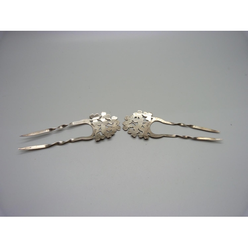 892A - A pair of silver hair slides, Birmingham 1902, 14g