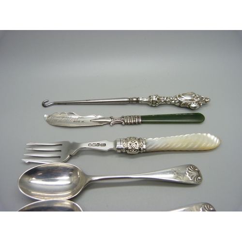 897 - Five silver spoons, 122g and other silver cutlery and a stainless steel spoon