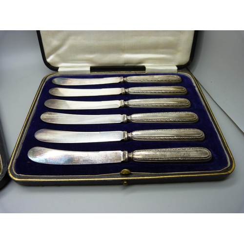 902 - A Walker & Hall cased set of teaspoons and sugar bows, 102g and a cased set of silver handled knives