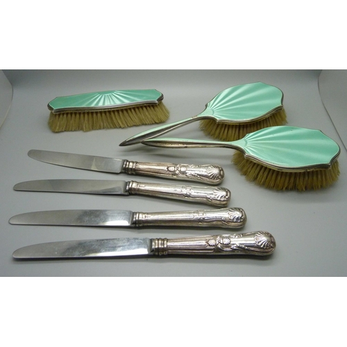 904 - Silver handled knives and brushes