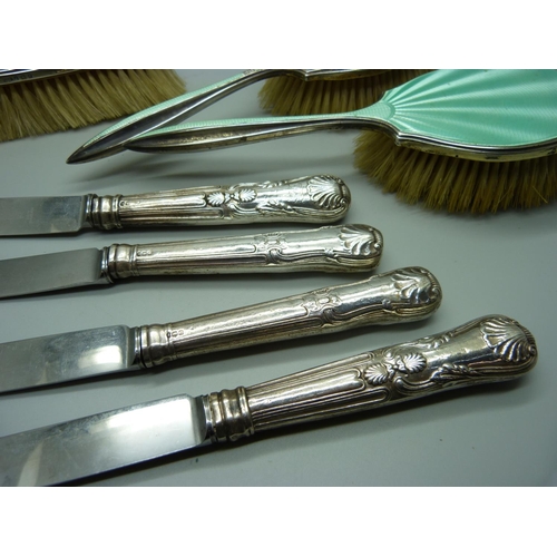 904 - Silver handled knives and brushes