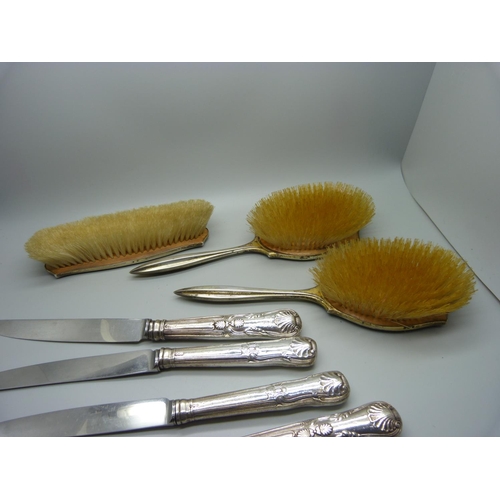 904 - Silver handled knives and brushes