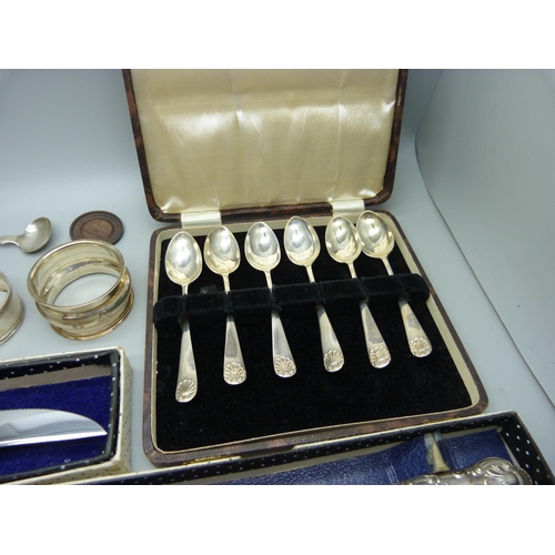 929 - Five silver handled knives, a cased set of six silver spoons, five silver napkin rings, silver sugar... 