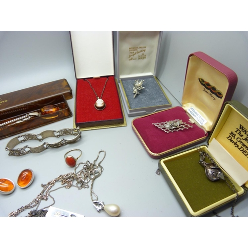 935 - A collection of mainly silver jewellery