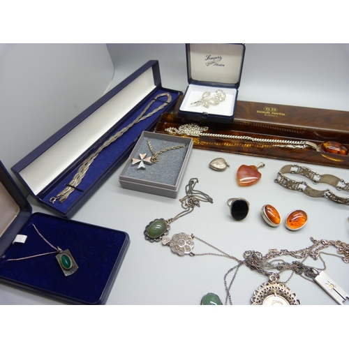 935 - A collection of mainly silver jewellery