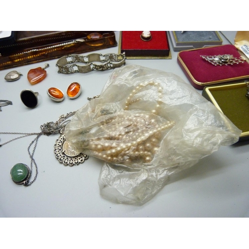 935 - A collection of mainly silver jewellery