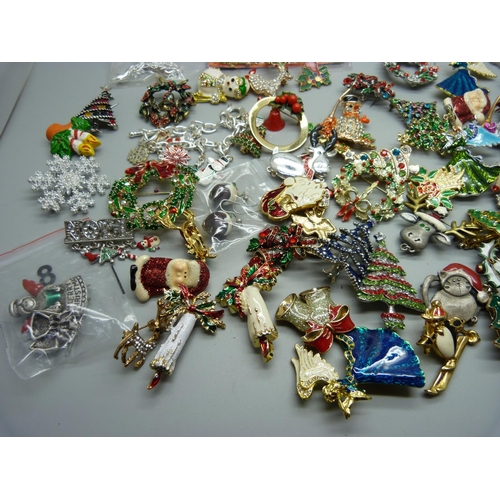 938 - A collection of Christmas themed brooches