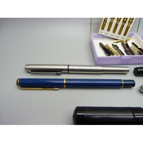 942 - A collection of pens including Parker