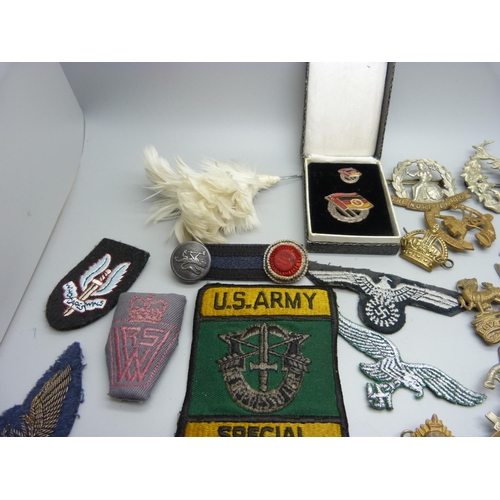 943 - Assorted military buttons and Regimental badges including two German cloth badges