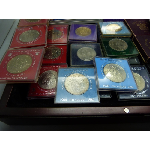 956 - A box of twenty-eight assorted commemorative crowns including two Festival of Britain crowns, a £5 c... 