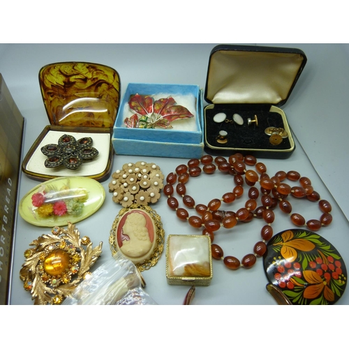 957 - A collection of costume jewellery