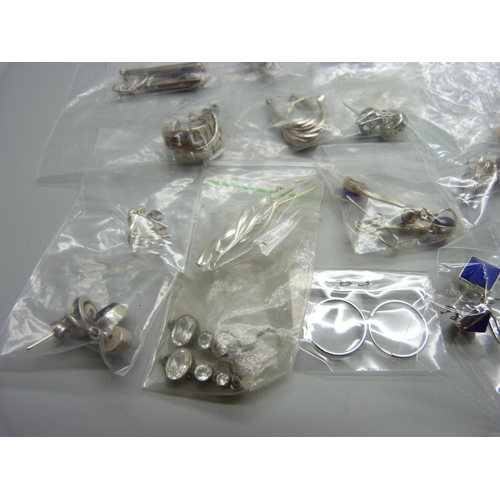 985 - A collection of silver earrings