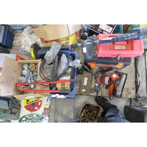 2032 - Job lot of assorted DIY consumables, angle grinder, circular saw, chain vice, cutting discs, etc.