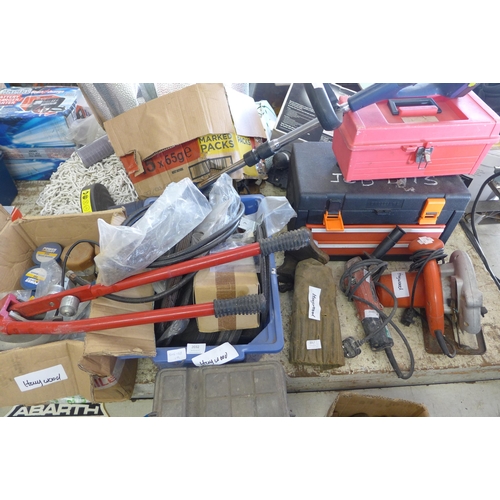 2032 - Job lot of assorted DIY consumables, angle grinder, circular saw, chain vice, cutting discs, etc.