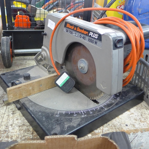 2053 - Black & Decker SR700 Plus 1050W mitre chop saw