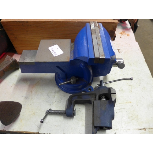 2071 - Clarke bench vice and small clamp vice