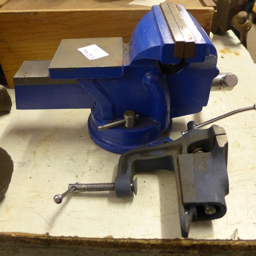 2071 - Clarke bench vice and small clamp vice