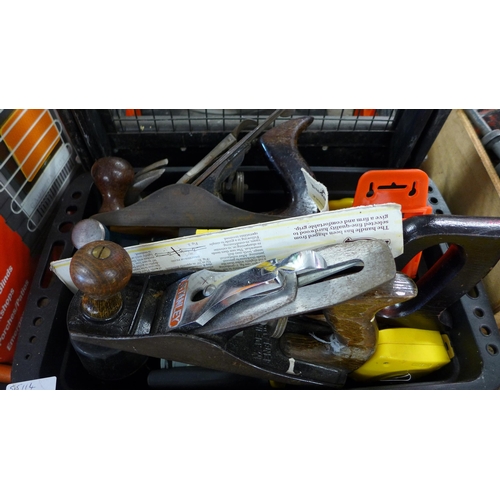 2151 - Tool tray of joinery hand tools with sack trolley, two Stanley Bailey 4 planes: hammer, saws, etc.