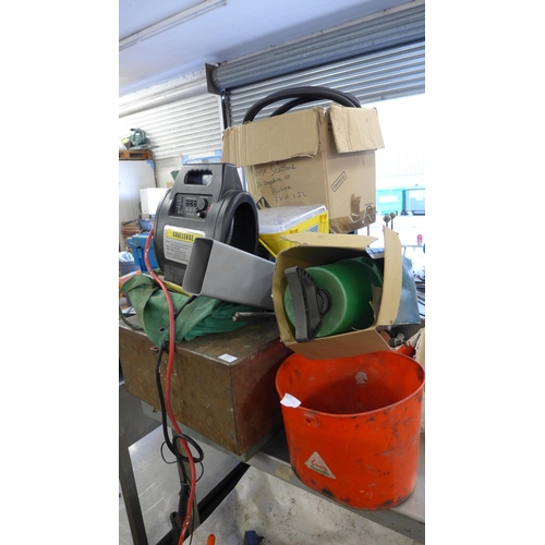 2163 - Large quantity of tools, site light, steamer, pressure spray, etc.