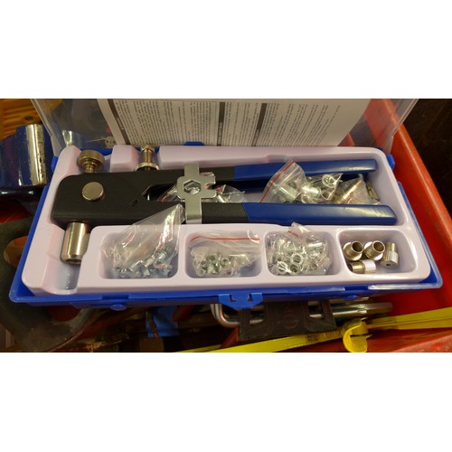 2073 - Box of mixed tools