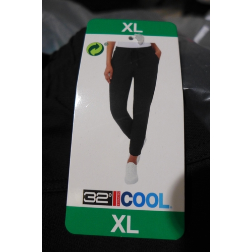 3131 - 10 Pairs of women's 32° Cool black joggers, size XL * this lot is subject to VAT