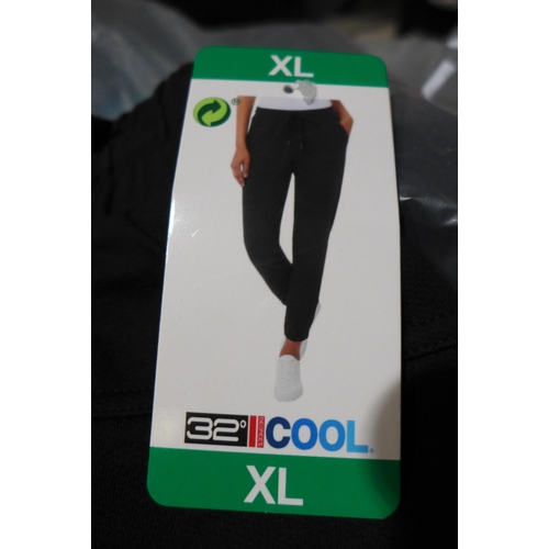 3132 - 10 Pairs of women's 32° Cool black joggers, size XL * this lot is subject to VAT