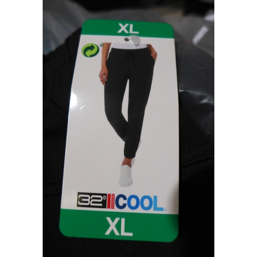 3133 - 10 Pairs of women's 32° Cool black joggers, size XL * this lot is subject to VAT