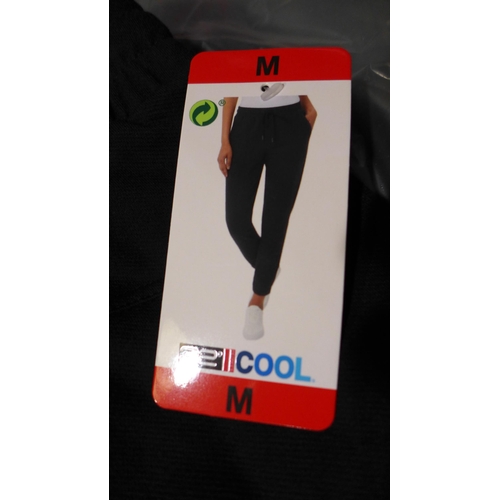 3135 - 10 Pairs of women's 32° Cool black joggers, size M * this lot is subject to VAT