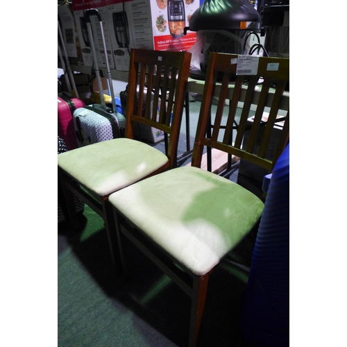 3261 - 2 x Stakmore Wooden Folding Chairs - Damaged (273-91,92) * This lot is subject to VAT