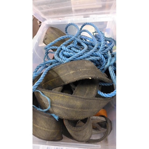 2143 - Box of van/lorry straps & rope