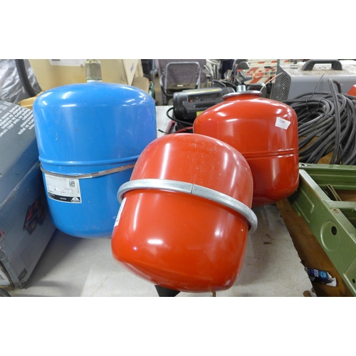 2997 - 3 Heating expansion vessels, unused