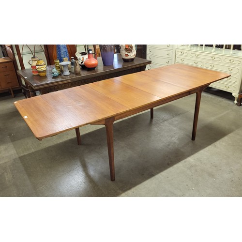 23 - A McIntosh teak T3 extending dining table