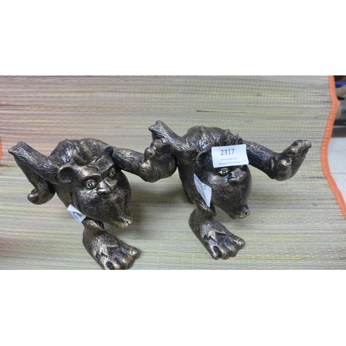 2044 - Pair of cast metal gorilla bookends * this lot is subject to VAT