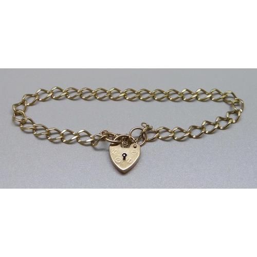 1000 - A 9ct gold bracelet with padlock fastener, 4.9g