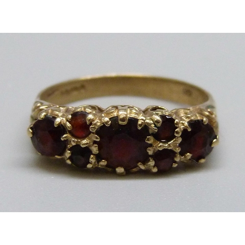 1005 - A 9ct gold and garnet ring, 2.2g, O