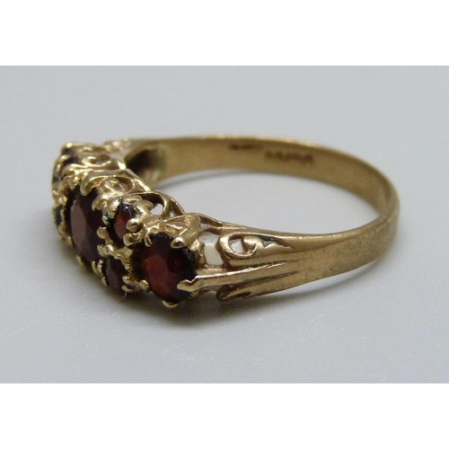 1005 - A 9ct gold and garnet ring, 2.2g, O